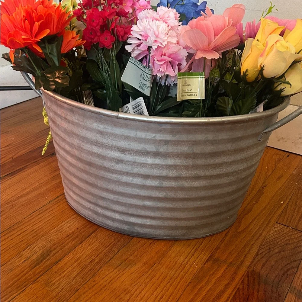 🆕💐Vibrant Floral Arrangement in Gray Metal Planter